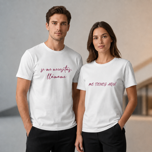 Pareja con camisetas blancas personalizadas con texto bordado granate